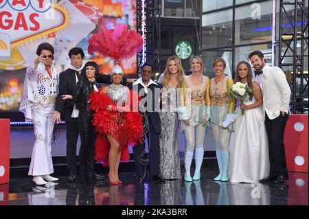 New York, États-Unis. 31st octobre 2022. (G-D) Willie Geist, Carson Daly, Jenna Hager Bush, Carson Daly, Dylan Dreyer, Sheinelle Jones, Al Roker, Jenna Hager Bush, Savannah Guthrie, Hoda Kotb, Dylan Dreyer, Craig Melvin, Al Roker, Hoda Kotb, Kristen Welker et Peter Alexander se déguisent lors du salon d'aujourd'hui pour Halloween à Rockefeller Plaza, New York, NY, 31 octobre 2022. (Photo par Anthony Behar/Sipa USA) crédit: SIPA USA/Alay Live News Banque D'Images
