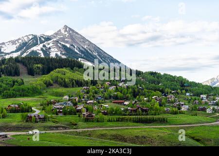 Crested Butte, Colorado en été avec vue sur les sommets enneigés de la montagne et paysage urbain du village avec maisons le matin vue en grand angle depuis Snodgrass Banque D'Images