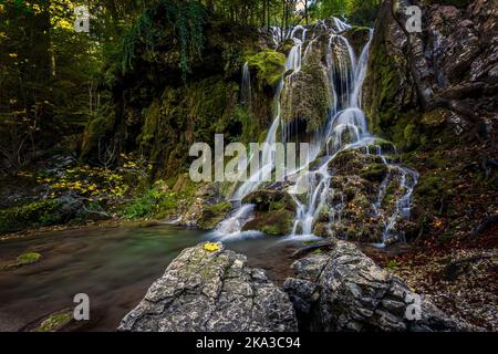 Scène de Beusnita III, une petite cascade trouvée en trekking sur le parc national des Gorges de la Nera-Beusnita. Photo prise le 8th octobre 2022, près de Or Banque D'Images