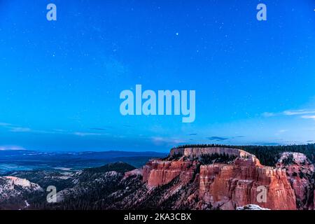 Ciel nocturne avec des étoiles de manière laiteuse dans le parc national de Bryce Canyon dans l'Utah montrant le paysage des canyons rouges et les couleurs bleu vif à la vue de Paria Banque D'Images