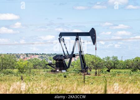 Sweetwater, Texas, pompe à huile sur les champs pétrolifères dans les Prairies avec machine métallique dans le champ le jour ensoleillé d'été avec ciel bleu et personne dans le paysage Banque D'Images