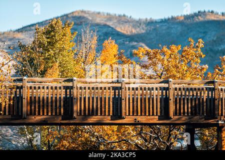 Aspen, Colorado montagnes à la fin de l'automne début de la saison d'hiver avec des chênes couverts de neige par vélo pédestre piste surélevée promenade Banque D'Images