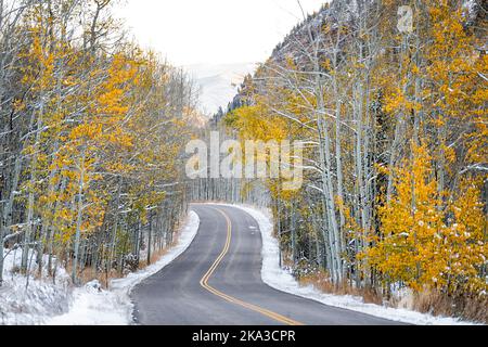 Forêt couverte de neige à Aspen, Colorado Maroon cloches montagnes en octobre 2019 et arbres vibrants feuillage automne, ciel le long de la route Banque D'Images