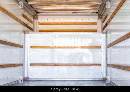 Intérieur vide à l'intérieur de la remorque de camion de transport industriel pour le déplacement, le déplacement et le chargement de l'expédition Banque D'Images