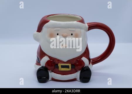 Tasse Santa Claus en céramique avec fond blanc Banque D'Images