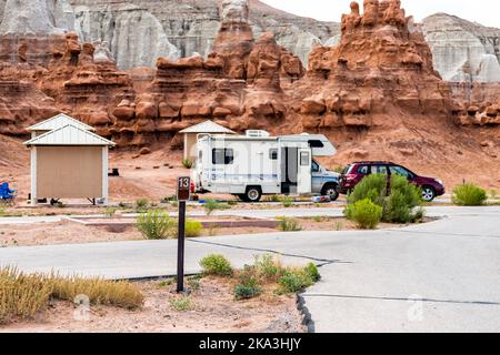 10 août 2019: Formations rocheuses de grès blanc et rouge de hoodoo avec camping-car garé sur le terrain de camping dans le paysage désertique de la vallée de Goblin Banque D'Images