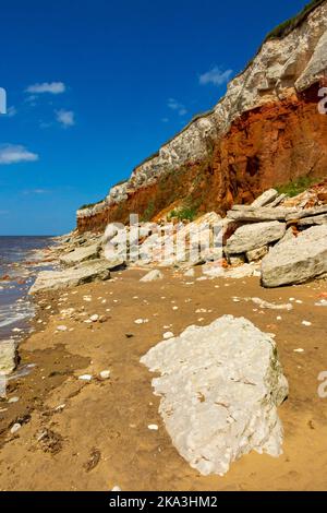 Vue sur le calcaire rouge de la craie de Carstone crétacé stratifié et les falaises de craie blanche sur la plage de Old Hunstanton, à l'ouest de Norfolk, Angleterre. Banque D'Images