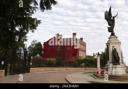 Hollytrees Museum, le War Memorial et les portes du Castle Park à Colchester, Essex. Banque D'Images
