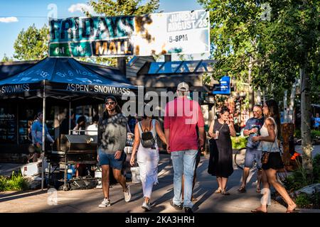 Aspen, Etats-Unis - 4 juillet 2019: Snowmass village station de ski ville en été et les gens de shopping dans le centre-ville du Colorado avec des signes pour le vendredi à la fête de la galerie marchande Banque D'Images