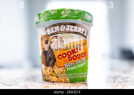 Avon, Etats-Unis - 23 juin 2022: Glace végétalienne non laitière Ben and Jerry's avec pâte à biscuits aux pépites de chocolat et vanille faite à partir de lait d'amande sur la cuisine Banque D'Images
