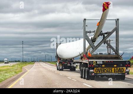 Amarillo, États-Unis - 1 juin 2022: Transport de camion et de remorque transportant l'aube de l'éolienne avec une charge surdimensionnée panneau jaune industriel sur la route de l'autoroute en T. Banque D'Images