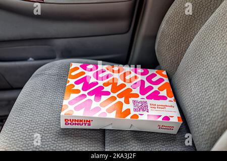 Naples, Etats-Unis - 27 octobre 2021 : gros plan d'une demi-douzaine de donuts de Dunkin dans une boîte à carton contenant, pâtisserie glacée à la crème glacée pour le dessert pour hom Banque D'Images