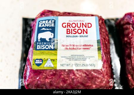 Naples, États-Unis - 29 avril 2022 : gros plan de viande fraîche de bison de sol, non cuite et brute, provenant de la grande entreprise de la marque Great Range, alimentée en herbe, et élevée au witho Banque D'Images