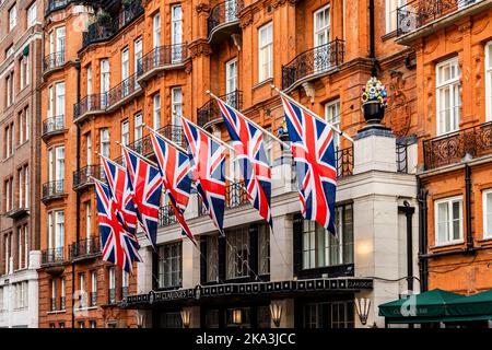 Les drapeaux de l'Union Jack sont fiers devant l'entrée du célèbre hôtel Claridge dans le quartier de mayfair à londres. Banque D'Images