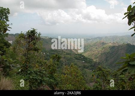 Massif de la Selle, Haïti. Haïti est un pays montagneux et ces montagnes sont parmi ses plus hautes, sur le chemin de Jacmel de la capitale, Port-au-P Banque D'Images