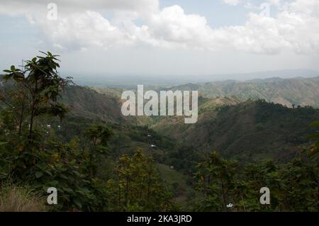 Massif de la Selle, Haïti. Haïti est un pays montagneux et ces montagnes sont parmi ses plus hautes, sur le chemin de Jacmel de la capitale, Port-au-P Banque D'Images