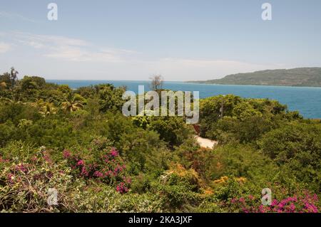 Vue sur la baie de Jacmel, Haïti. Jacmel est une grande ville sur la côte sud d'Haïti, et était l'une des villes les plus riches des Caraïbes. Banque D'Images