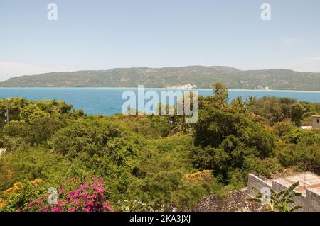 Vue sur la baie de Jacmel, Haïti. Jacmel est une grande ville sur la côte sud d'Haïti, et était l'une des villes les plus riches des Caraïbes. Banque D'Images