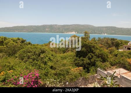 Vue sur la baie de Jacmel, Haïti. Jacmel est une grande ville sur la côte sud d'Haïti, et était l'une des villes les plus riches des Caraïbes. Banque D'Images