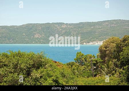 Vue sur la baie de Jacmel, Haïti. Jacmel est une grande ville sur la côte sud d'Haïti, et était l'une des villes les plus riches des Caraïbes. Banque D'Images