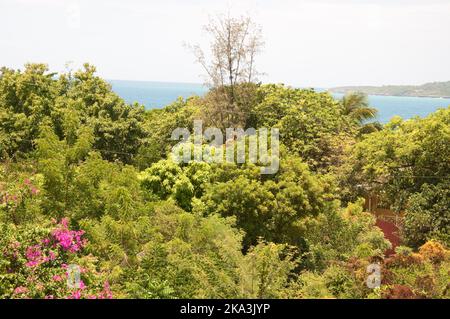 Vue sur la baie de Jacmel, Haïti. Jacmel est une grande ville sur la côte sud d'Haïti, et était l'une des villes les plus riches des Caraïbes. Banque D'Images