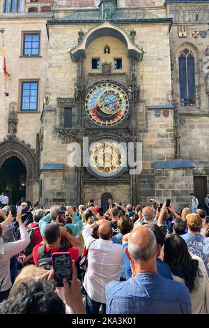 Les gens autour de l'horloge astronomique de Prague attendent le spectacle d'horloges médiévales toutes les heures à Prague, en République tchèque. Banque D'Images