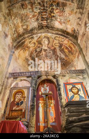 Petite ancienne église orthodoxe près du village d'Ushguli à Svaneti, Géorgie Banque D'Images