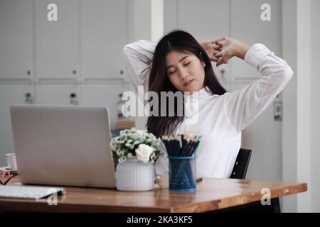 Les employés montrent des signes d'ennui de travailler à plein temps. Banque D'Images