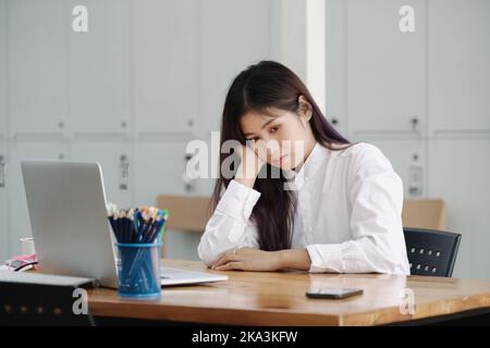 Les employés montrent des signes d'ennui de travailler à plein temps. Banque D'Images