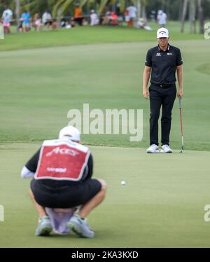 Miami, États-Unis d'Amérique. 30th octobre 2022. DORAL, FLORIDE - OCTOBRE 30: Talor Gooch de 4 as regarde le vert at sur le trou 2 pendant le championnat d'équipe course-play au LIV Golf Invitational - Miami à Trump National Doral Miami sur 30 octobre 2022 à Doral, Floride. (Photo par Alberto E. Tamargo/Sipa USA) crédit: SIPA USA/Alay Live News Banque D'Images