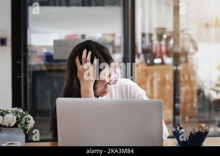 Les employés montrent des signes d'ennui de travailler à plein temps. Banque D'Images