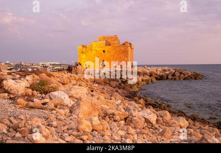 Lueur d'or sur le château de Paphos (fort) après le coucher du soleil, Paphos, Chypre Banque D'Images