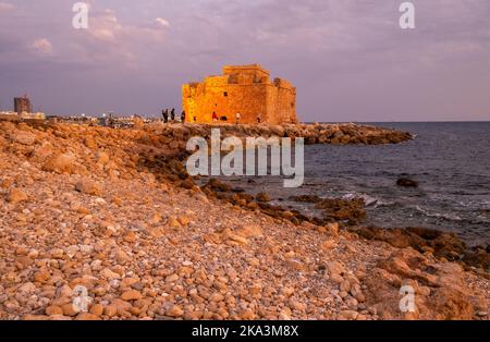 Lueur d'or sur le château de Paphos (fort) après le coucher du soleil, Paphos, Chypre Banque D'Images