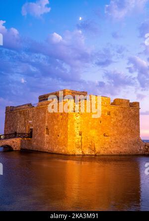 Lueur d'or sur le château de Paphos (fort) après le coucher du soleil, Paphos, Chypre Banque D'Images