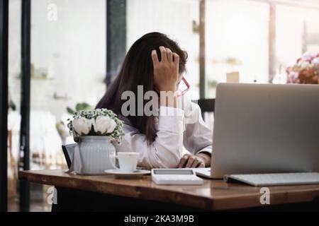 Les employés montrent des signes d'ennui de travailler à plein temps. Banque D'Images