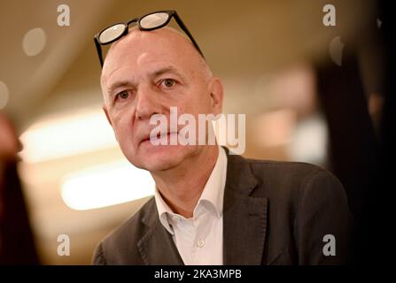 Doha, Qatar. 31st octobre 2022. Bernd Neuendorf, président du DFB, s'adresse aux journalistes après une série de discussions avec les officiers de liaison communautaire (CLO) des fédérations syndicales internationales. Faeser se déplace au Qatar, pays hôte, en sa qualité de ministre des sports avant la coupe du monde. Le voyage se concentrera sur les questions de droits de l'homme débattues autour du tournoi, telles que la protection des reines contre la discrimination et la persécution, et la responsabilité des travailleurs migrants qui ont construit les stades de la coupe du monde. Credit: Britta Pedersen/dpa/Alay Live News Banque D'Images