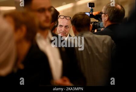 Doha, Qatar. 31st octobre 2022. Bernd Neuendorf, président du DFB, s'adresse aux journalistes après une série de discussions avec les officiers de liaison communautaire (CLO) des fédérations syndicales internationales. Faeser se déplace au Qatar, pays hôte, en sa qualité de ministre des sports avant la coupe du monde. Le voyage se concentrera sur les questions de droits de l'homme débattues autour du tournoi, telles que la protection des reines contre la discrimination et la persécution, et la responsabilité des travailleurs migrants qui ont construit les stades de la coupe du monde. Credit: Britta Pedersen/dpa/Alay Live News Banque D'Images