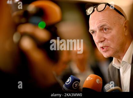 Doha, Qatar. 31st octobre 2022. Bernd Neuendorf, président du DFB, s'adresse aux journalistes après une série de discussions avec les officiers de liaison communautaire (CLO) des fédérations syndicales internationales. Faeser se déplace au Qatar, pays hôte, en sa qualité de ministre des sports avant la coupe du monde. Le voyage se concentrera sur les questions de droits de l'homme débattues autour du tournoi, telles que la protection des reines contre la discrimination et la persécution, et la responsabilité des travailleurs migrants qui ont construit les stades de la coupe du monde. Credit: Britta Pedersen/dpa/Alay Live News Banque D'Images