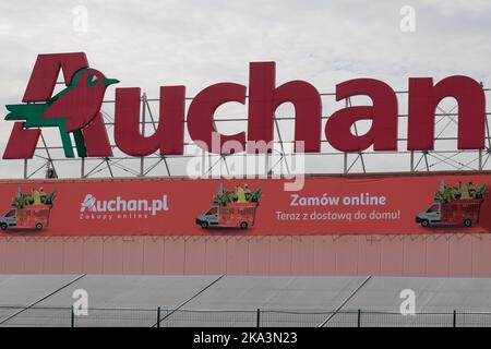 Pologne, Poznan - 30 octobre 2022 : logo ou symbole d'Auchan dans un parc de vente au détail Auchan est une chaîne française d'hypermarchés, de supermarchés et de supermagasins. Banque D'Images