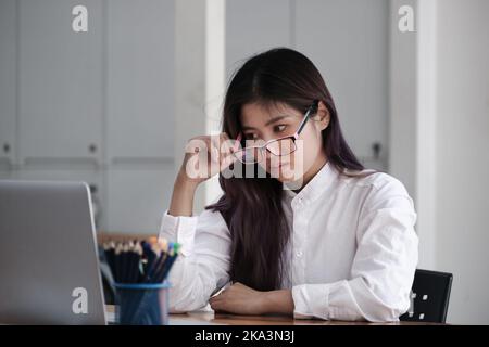 Les employés montrent des signes d'ennui de travailler à plein temps. Banque D'Images