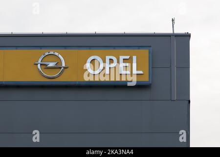 Pologne, Poznan - 30 octobre 2022: Logo officiel de la concession Opel, magasin de la concession.Opel automobile GmbH est une société allemande Banque D'Images