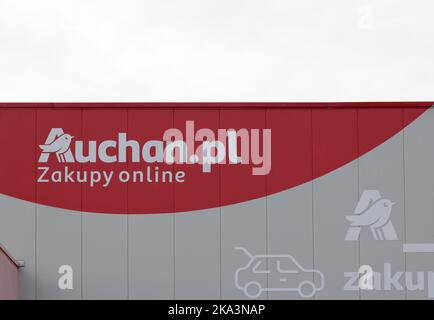 Pologne, Poznan - 30 octobre 2022 : logo ou symbole d'Auchan dans un parc de vente au détail Auchan est une chaîne française d'hypermarchés, de supermarchés et de supermagasins. Banque D'Images