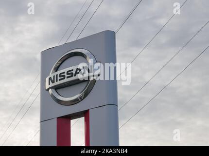 Pologne, Poznan - 30 octobre 2022 : logo de l'entreprise japonaise du constructeur automobile Nissan, fond ciel extérieur Banque D'Images