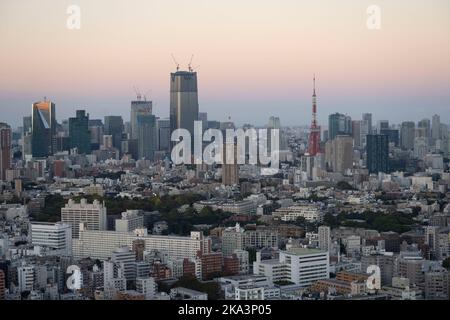 Tokyo, Japon. 31st octobre 2022. Le paysage urbain de Tokyo la nuit avec la Tour de Tokyo (æ±äº Ã‚¿ãƒ¯ãƒ¼) et la ville de Minato (æ¸¯åŒº) vue d'Ebisu (æµæ¯”¯¿).le Japon a récemment rouvert ses portes au tourisme après plus de deux ans d'interdiction de voyager en raison de la pandémie de COVID-19. Le yen s'est considérablement déprécié par rapport au dollar américain, créant des troubles économiques pour le commerce international et l'économie japonaise. Les touristes peuvent faire des achats sans taxe au Japon sur un visa de visiteur temporaire. (Image de crédit : © Taidgh Barron/ZUMA Press Wire) Banque D'Images