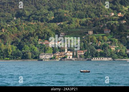 Vacances en couple, vue en été de deux personnes insouciantes dans un bateau à rames dérivant sur le lac de Côme un après-midi ensoleillé, Lombardie, Italie Banque D'Images