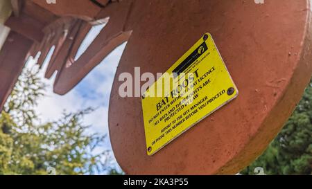 Signez sur un bâtiment pour avertir les gens que les chauves-souris sont en train de voler à l'intérieur, et que seuls les maîtres-chauves-souris autorisés sont autorisés à entrer. Banque D'Images