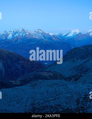 Crépuscule Alpes paysage avec montagne sommets enneigés en arrière-plan, Autriche Banque D'Images