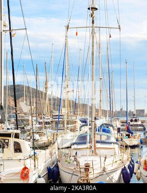 Yachts de luxe amarrés dans la marina, Italie Banque D'Images