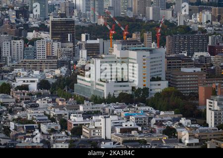 Tokyo, Japon. 31st octobre 2022. Le paysage urbain de Tokyo comprend des bâtiments commerciaux et résidentiels avec des constructions à haute densité fortement compactés, vues depuis Ebisu (æµæ¯”å¯¿). Le Japon a récemment rouvert ses portes au tourisme après plus de deux ans d'interdiction de voyager en raison de la pandémie COVID-19. Le yen s'est considérablement déprécié par rapport au dollar américain, créant des troubles économiques pour le commerce international et l'économie japonaise. Les touristes peuvent faire des achats sans taxe au Japon sur un visa de visiteur temporaire. (Image de crédit : © Taidgh Barron/ZUMA Press Wire) Banque D'Images