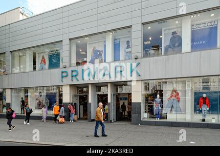 L'entrée du détaillant de vêtements Primark sur High Street à Hounslow, à l'ouest de Londres Angleterre Royaume-Uni Banque D'Images